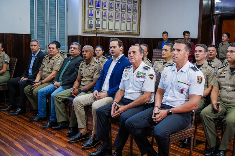 Governador em exercício recepciona integrantes da Polícia Nacional da Espanha e destaca projetos sociais implantados pela Polícia Militar