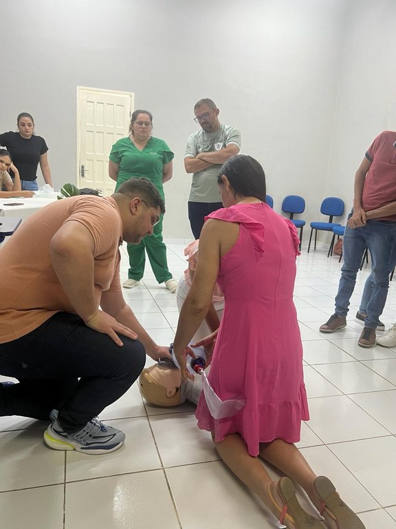 O médico Fábio Cardoso foi o instrutor do treinamento.jpg