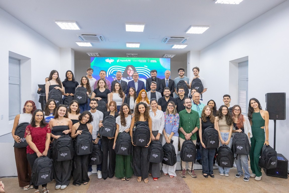 Governo da Paraíba realiza cerimônia de pré-embarque de estudantes e servidores pelo programa Paraíba sem Fronteiras