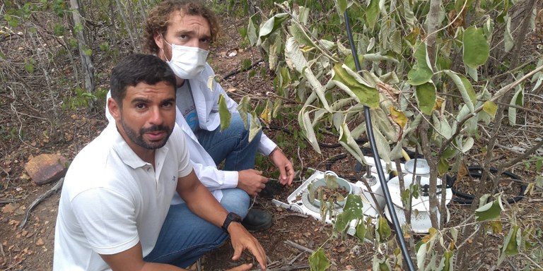 Prof John Cunha e o doutorando David Melo com um sensor de solo medindo CO2 próximo à torre do INSA (1).jpg