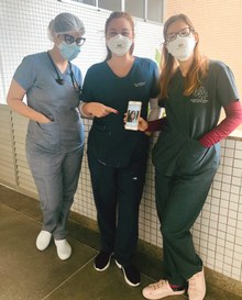 Equipe de infectologistas do Trauma de Campina Grande, e a colega em atendimento que aparece no celular da médica Priscilla Sá
