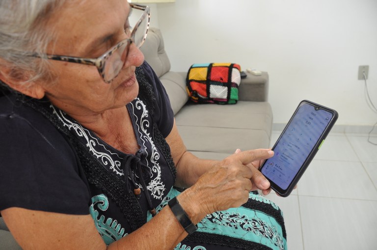 2023.11.12 - A União - Smartwatch para monitoramento de idosos - Amparo Alves usando o smartwatch - foto Fabiana Veloso - 03