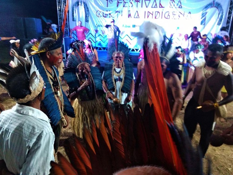 festival da cuktura indígena - rio tinto - pajé encerra.jpg