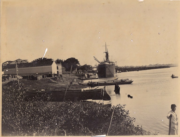 Vapor no porto do Capim