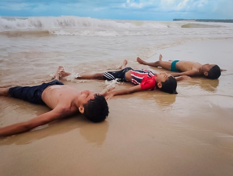 Escola Capistrano de Abreu  na praia (1).jpeg