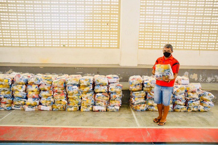 Entrega de cestas básicas em escola da Rede Estadual_Foto Daniel Medeiros (2) .jpg