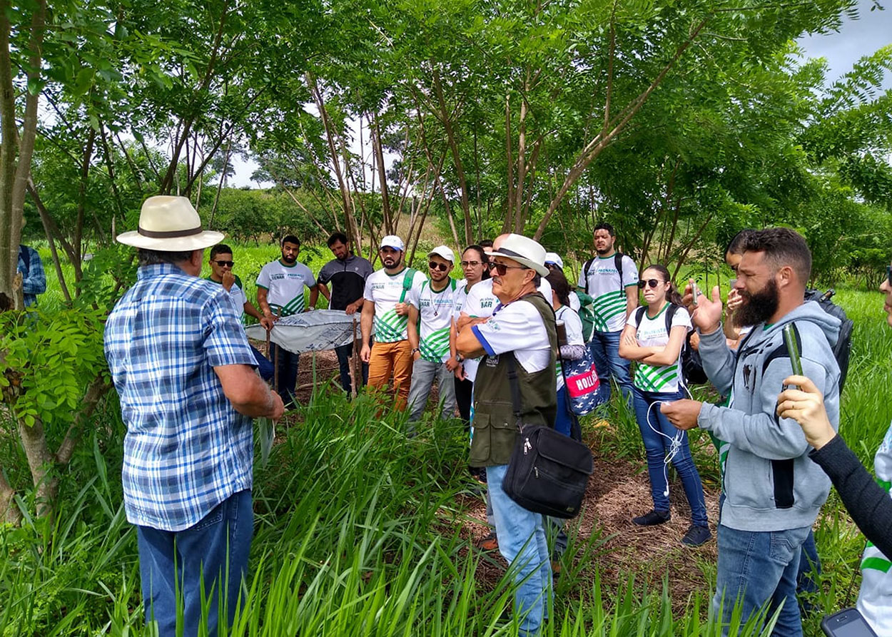 04_07_19 Alunos de Agroecologia conhecem projeto de Integração lavoura, pecuária e floresta na Empaer (3).jpg