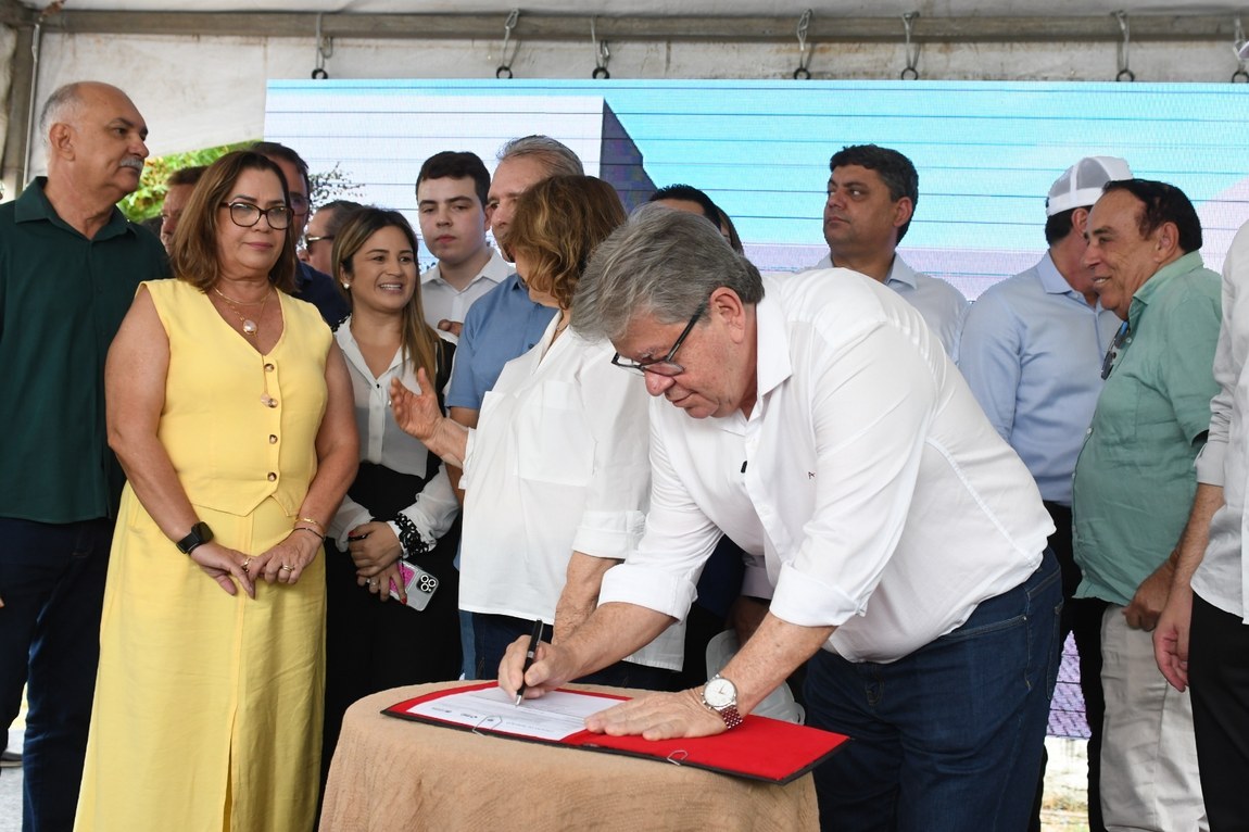 João Azevêdo autoriza reforma e ampliação de hospitais e inspeciona obras de construção do Trauma do Sertão, em Patos