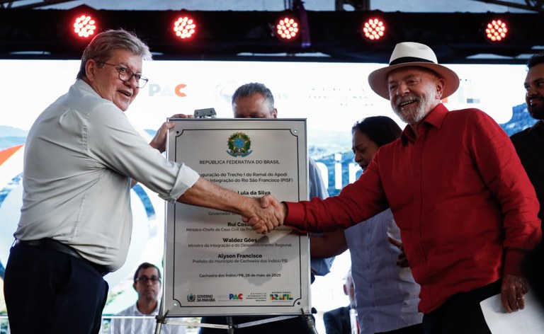 Ao lado de Lula, João Azevêdo participa da entrega do 1º Trecho do Ramal do Apodi e celebra obras de segurança hídrica