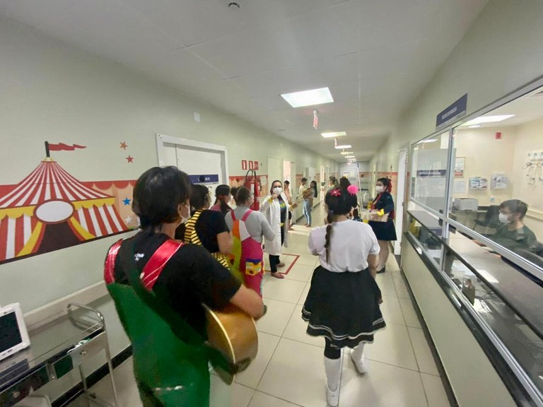 Hospital Metropolitano realiza ‘Bailinho de Carnaval’ na ala pediátrica com ação voluntária do Ministério Sorriso Aberto 3.jpeg