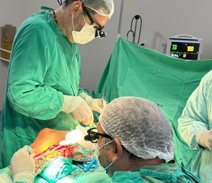 Dois cirurgiões vasculares atuaram no procedimento realizado no Hospital de Patos.jpg