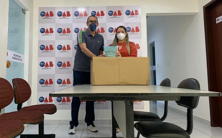 A diretora do Complexo, Liliane Sena recebendo a doação das máscaras na sede da OAB Patos.jpeg