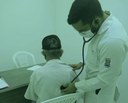 Dr. Diego Varela durante atendimento no ambulatório de pacientes que tiveram alta de Covid.jpg