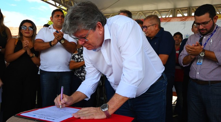 Joao assina ordem de servico em Aparecida (8).jpg