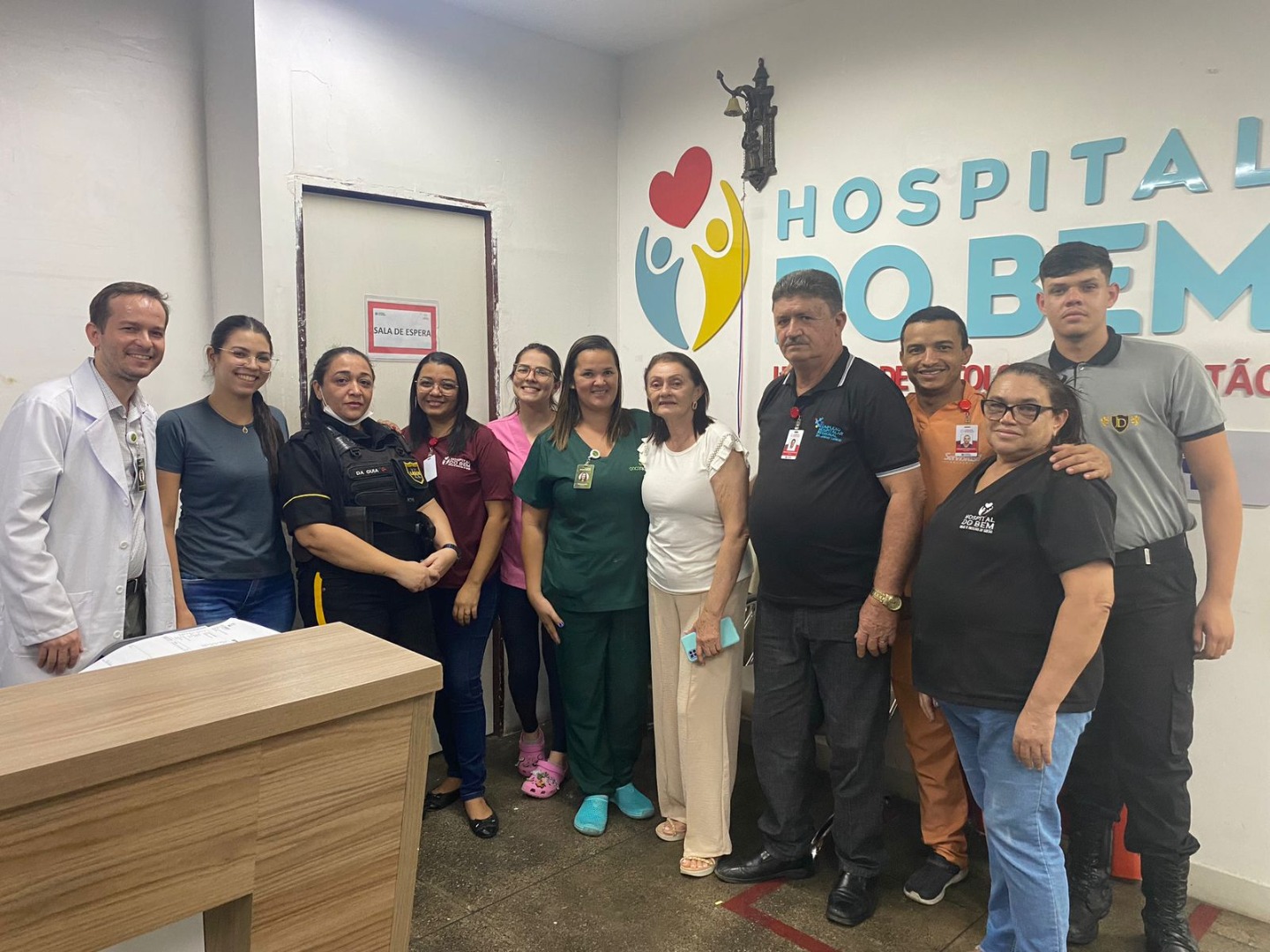 Maria Eliane e parte da equipe que a tratou no Hospital do Bem de Patos.jpg