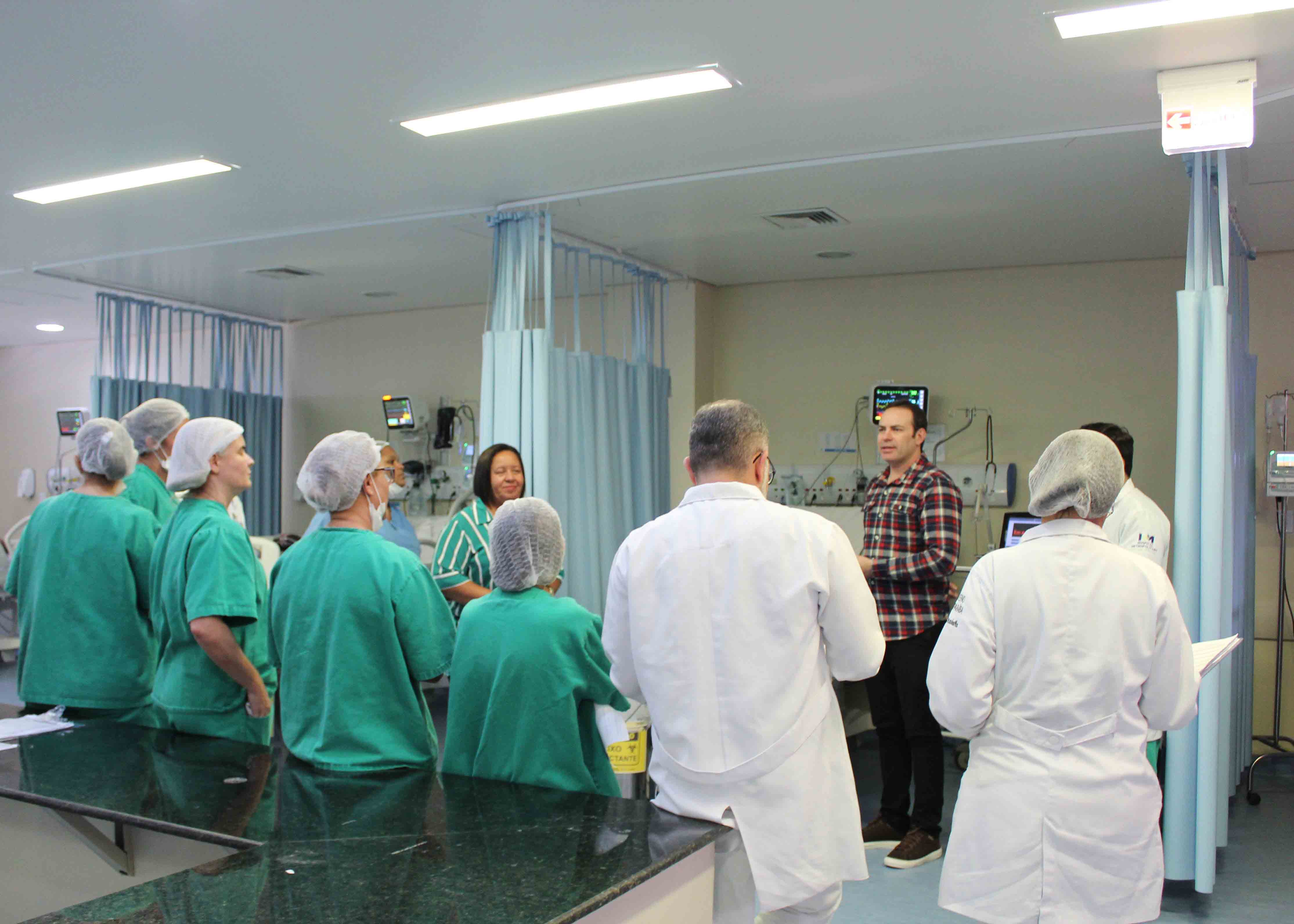 equipe multidisciplinar do hospital metropolitano faz atividade em UTI (1).jpg