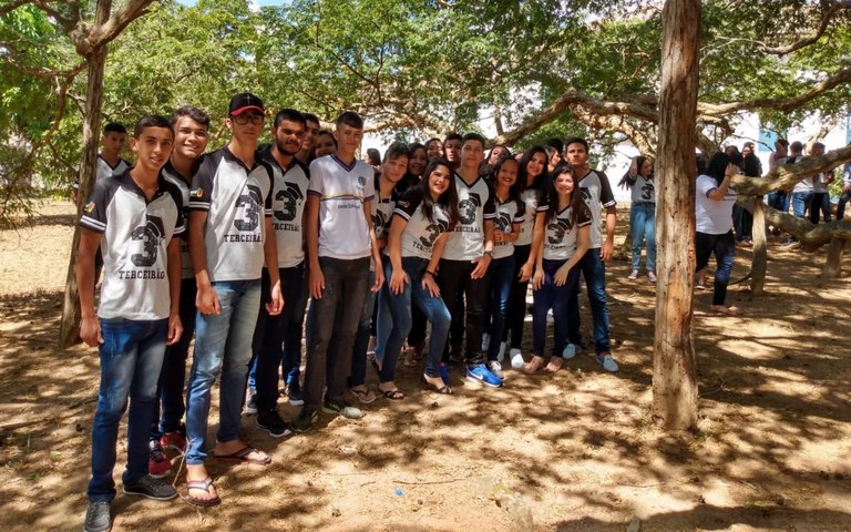 empaer estudantes de pernambuco visitam pesquisa de bovinos em umbuzeiro PB 3.jpg