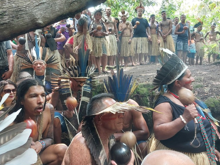 Rede Globo > acao - Pajé preserva cultura indígena no Pará e propaga crença  nos Caruanas