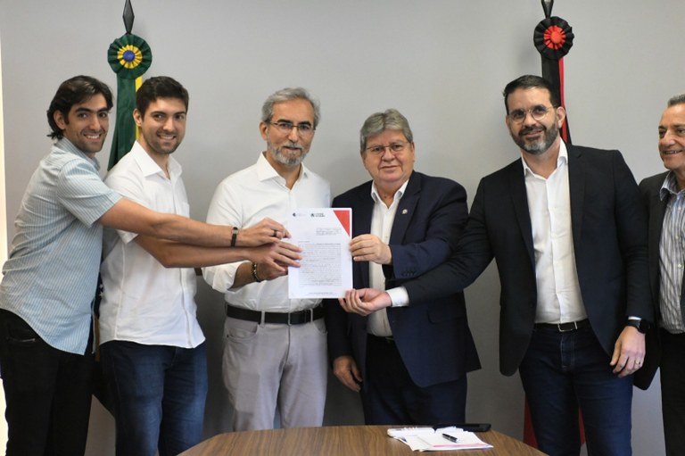 Governo da Paraíba formaliza instalação de fábrica de pisos e painéis vinílicos mais moderna da América Latina em Alhandra — Governo da Paraíba