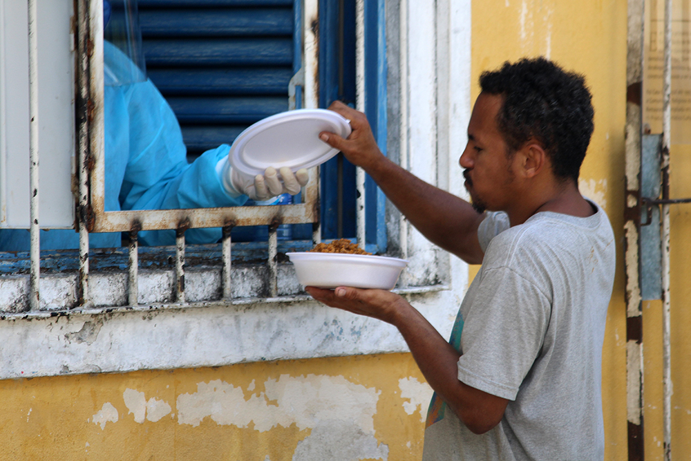 23-04-20 Entrega de alimentos a pessoas em situação de rua  foto- Alberto Machado  (7).JPG