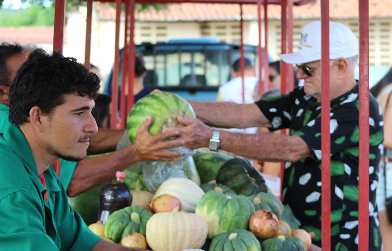 Empaer inaugura feira do agricultor familiar (3).jpg