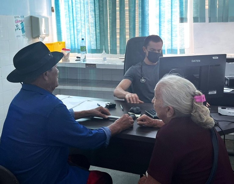 Um dos atendimentos ambulatoriais realizados no Hospital de Coremas durante o carnaval.jpg