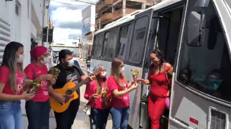 Na descida do ônibus, todas receberam flores.jpg