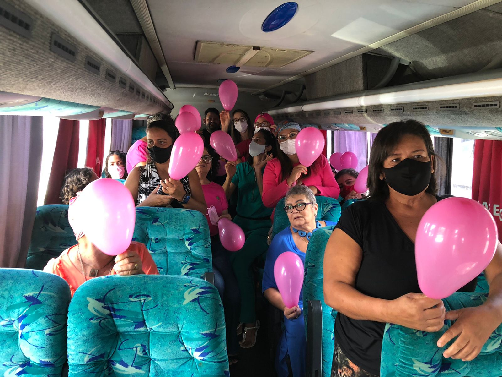 O ônibus que levou as pacientes para o passeio foi uma doação da UFCG, através do Sr. Wilson Wolflan.jpeg