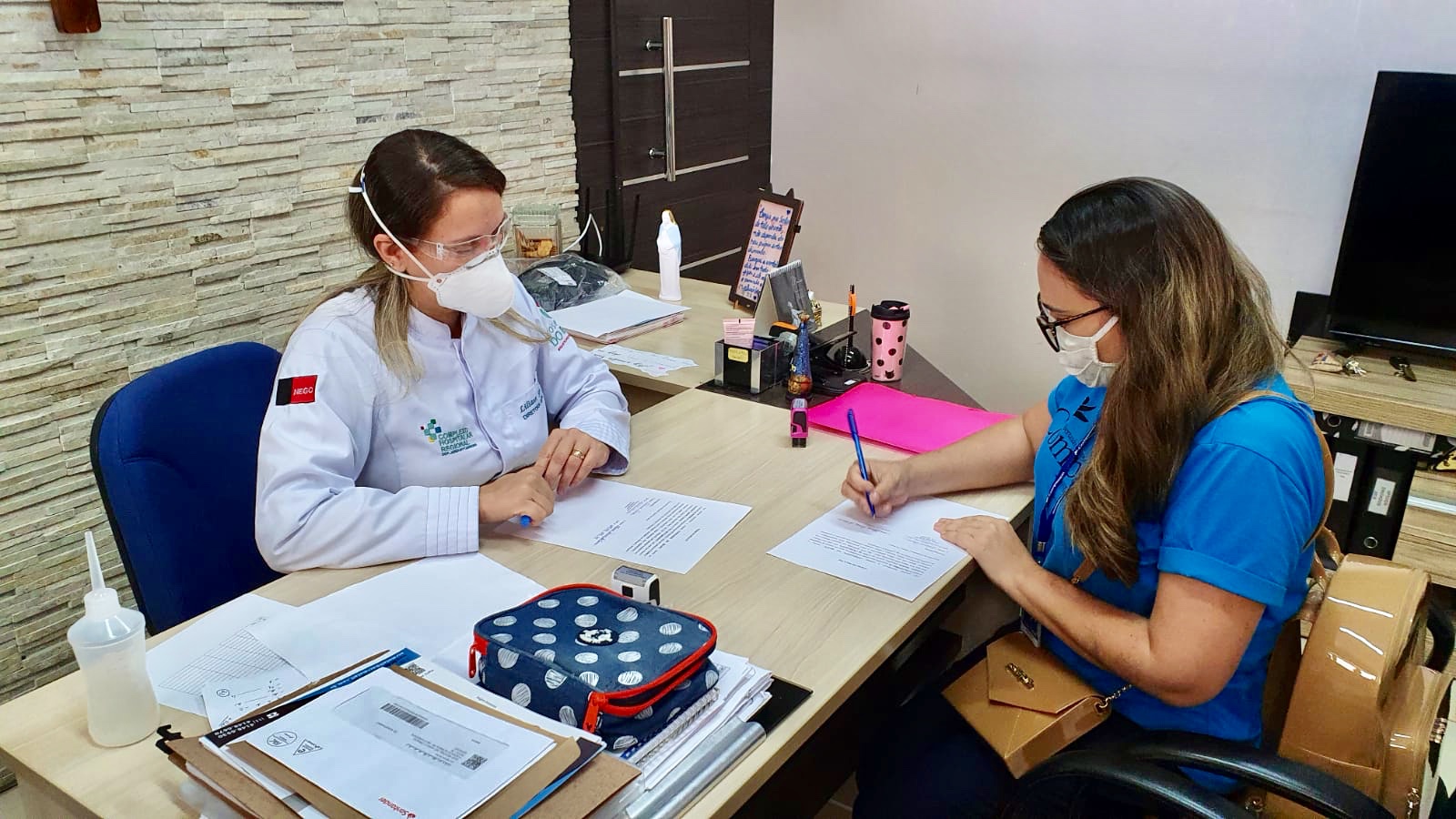 A diretora do Hospital, Liliane Sena e a representante da ONG, Eliana Pereira.jpeg