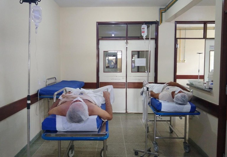 Pacientes aguardando a vez de entrar no bloco cirúrgico.jpg