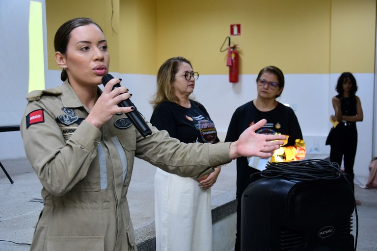 Tente Bárbara Araújo, do Corpo de Bombeiros, conduziu a palestra com instruções sobre prevenção e cuidados a serem tomados em casos de queimaduras (1).JPG