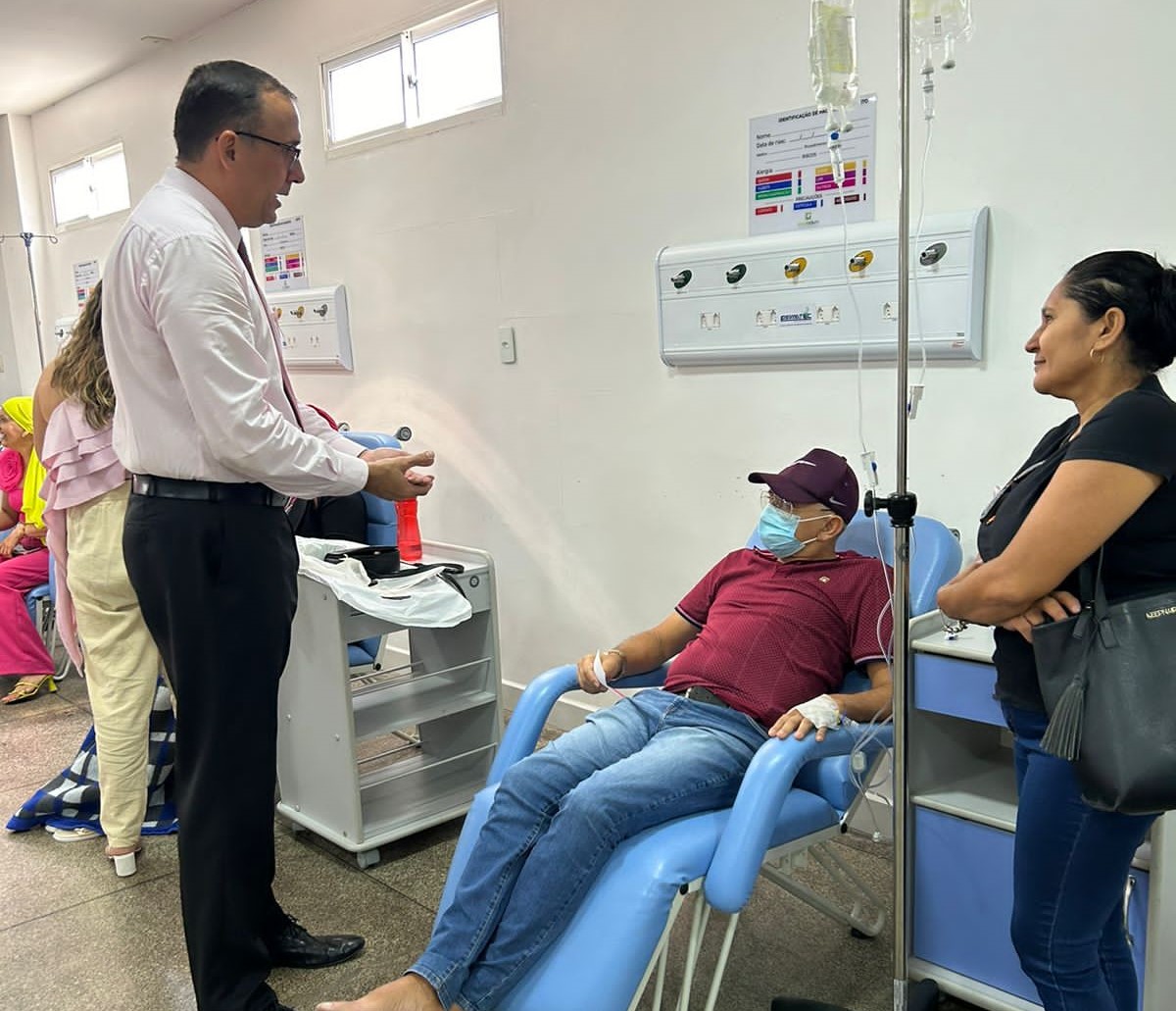 O presidente da OAB Patos, Fred Igor, conversa com um paciente sobre seus direitos.jpg