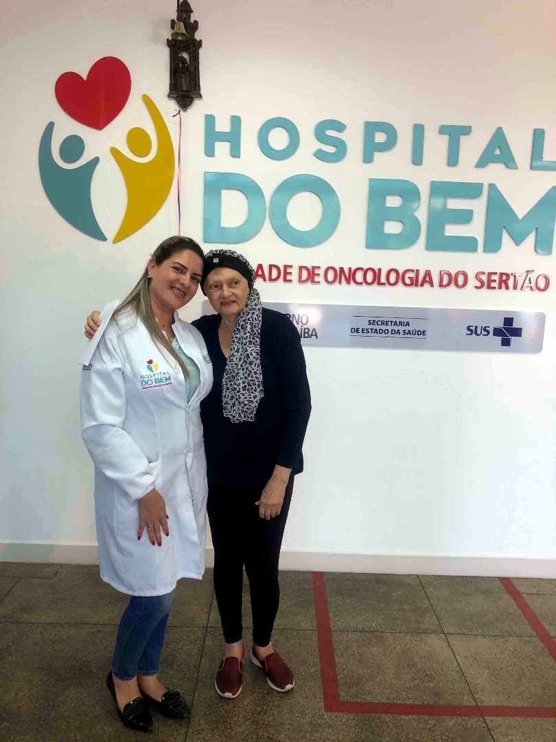 Maria Eliane e uma das profissionais do Hospital do Bem.JPG