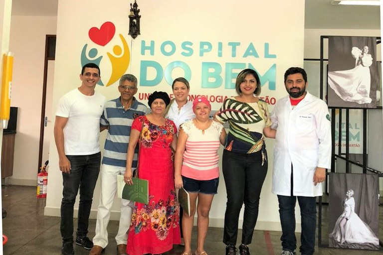 Médicos e a diretora do Complexo, Liliane Sena com as pacientes.jpg