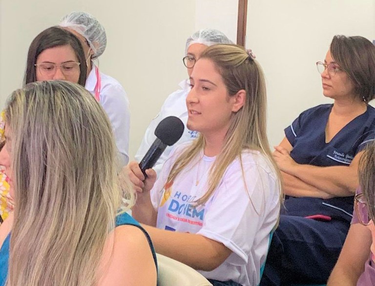 Pacientes e funcionários tiraram dúvidas durante a Roda de Conversa.jpg