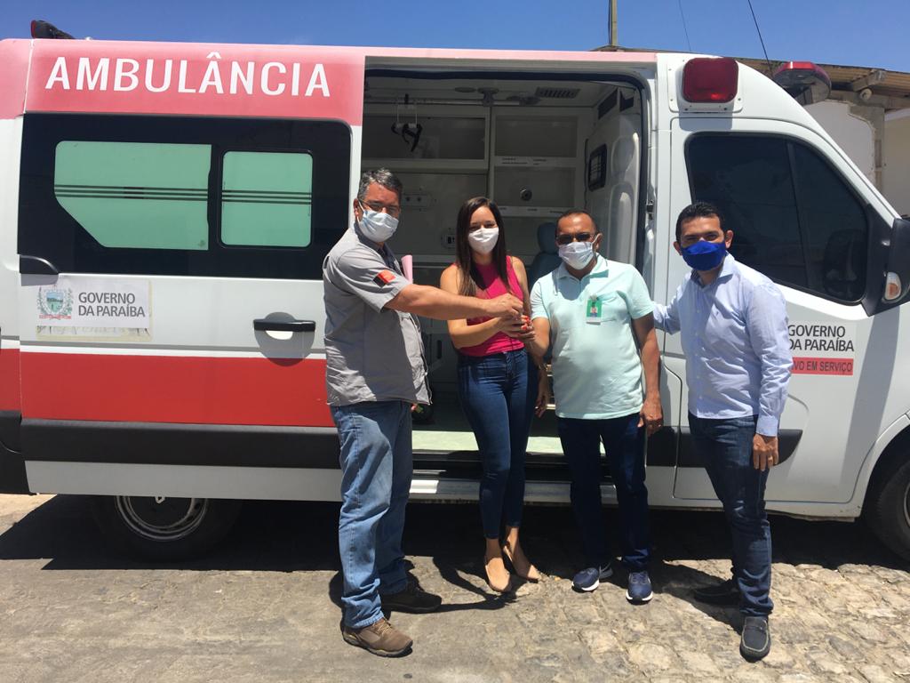 O diretor geral, Francisco Guedes, e a diretora admnistrativa, Isabella dos Santos,recebem a nova ambulância do Complexo de Patos.jpg