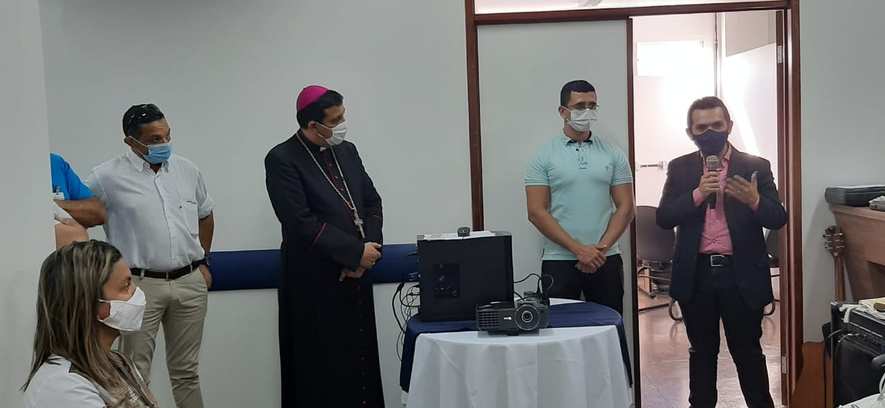 O diretor do Complexo, Francisco Guedes agradeceu a doação da Diocese.jpeg