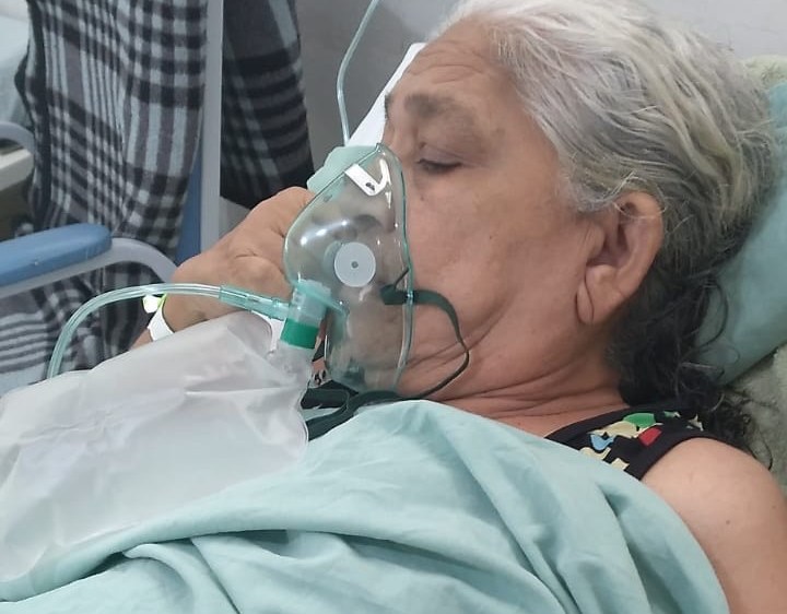 Dona Francisca quando ainda estava em uso de oxigênio no hospital.jpg
