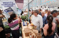 João Azevêdo autoriza implantação de 90 bancos de sementes em visita à II Feira Nordestina da Agricultura Familiar e da Economia Solidária