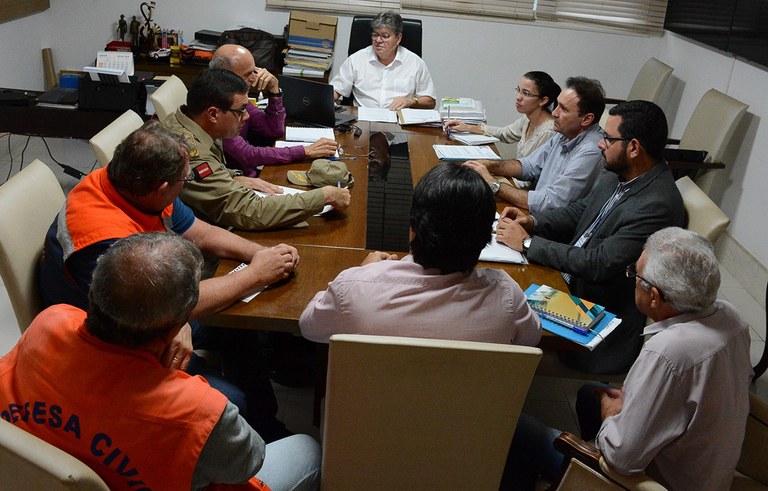 joao reuniao com secretarios ajuda aos desabrigados das chuvas na PB (6).jpg