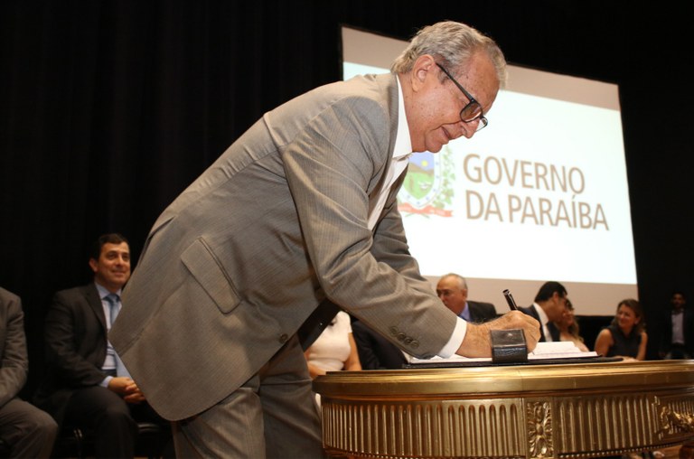 governador joao azevedo dar posse aos secretarios_foto francisco franca (36).JPG