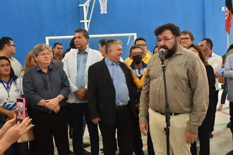 Governador inaugura ginásio da Escola SESQUICENTENÁRIO (13).JPG