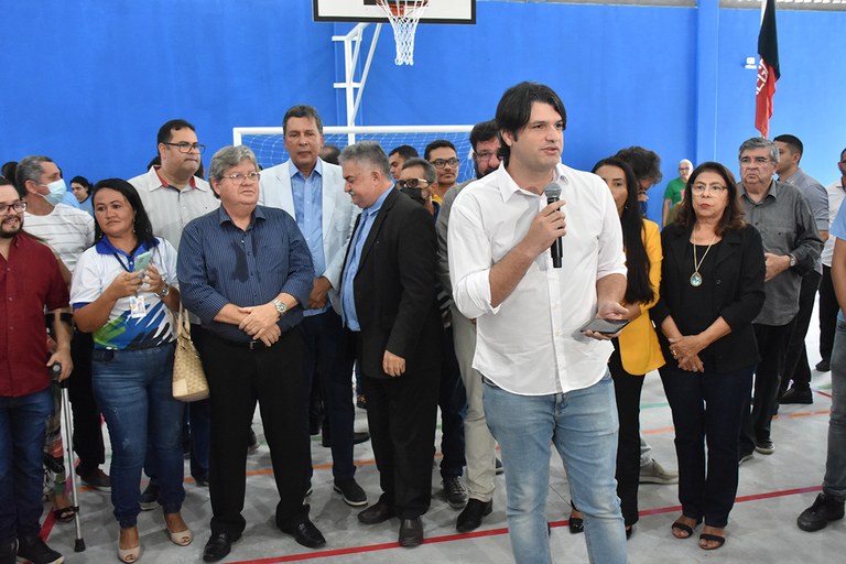 Governador inaugura ginásio da Escola SESQUICENTENÁRIO (14).JPG
