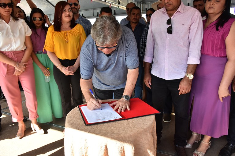 Inauguração de travessia urbana, entrega de onibus e assinatura de convênios em São José de Caiana (14).JPG
