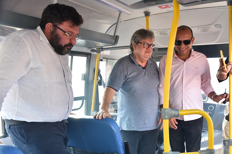 Inauguração de travessia urbana, entrega de onibus e assinatura de convênios em São José de Caiana (6).JPG