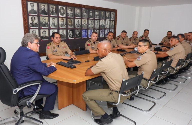 João Azevêdo participa de solenidade de promoção de militares e formatura  de oficiais da Polícia Militar — Governo da Paraíba