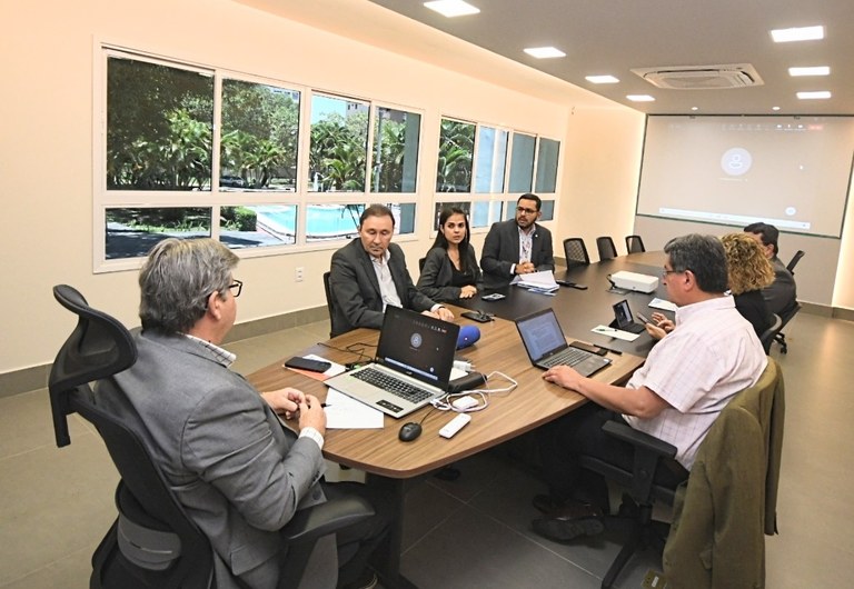João Azevêdo se reúne com representantes do Banco Mundial e define cronograma para início da obra da Adutora do Cariri — Governo da Paraíba