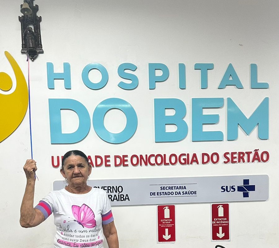 A agricultora Arlinda Pereira da Silva tocou o sino da cura após cinco anos de tratamento no Hospital do Bem.jpg