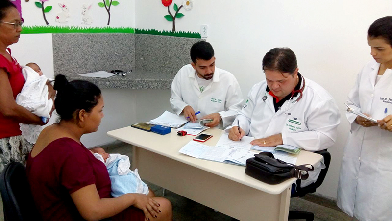 Dr. Umberto Marinho Júnior, pediatra e diretor geral da Materrnidade de Patos, durante atendimento no ambulatório de egresso.jpg