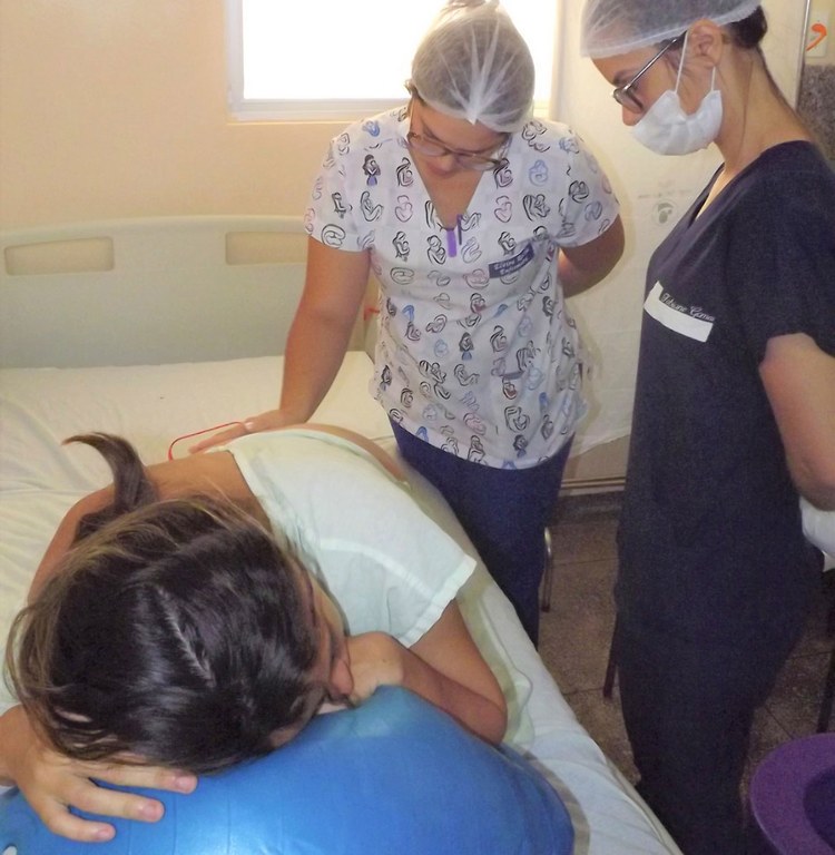 Durante-o-trabalho-de-parto,-a-pacente-recebeu-massagens-e-fez-exercicios-na-bola.jpg